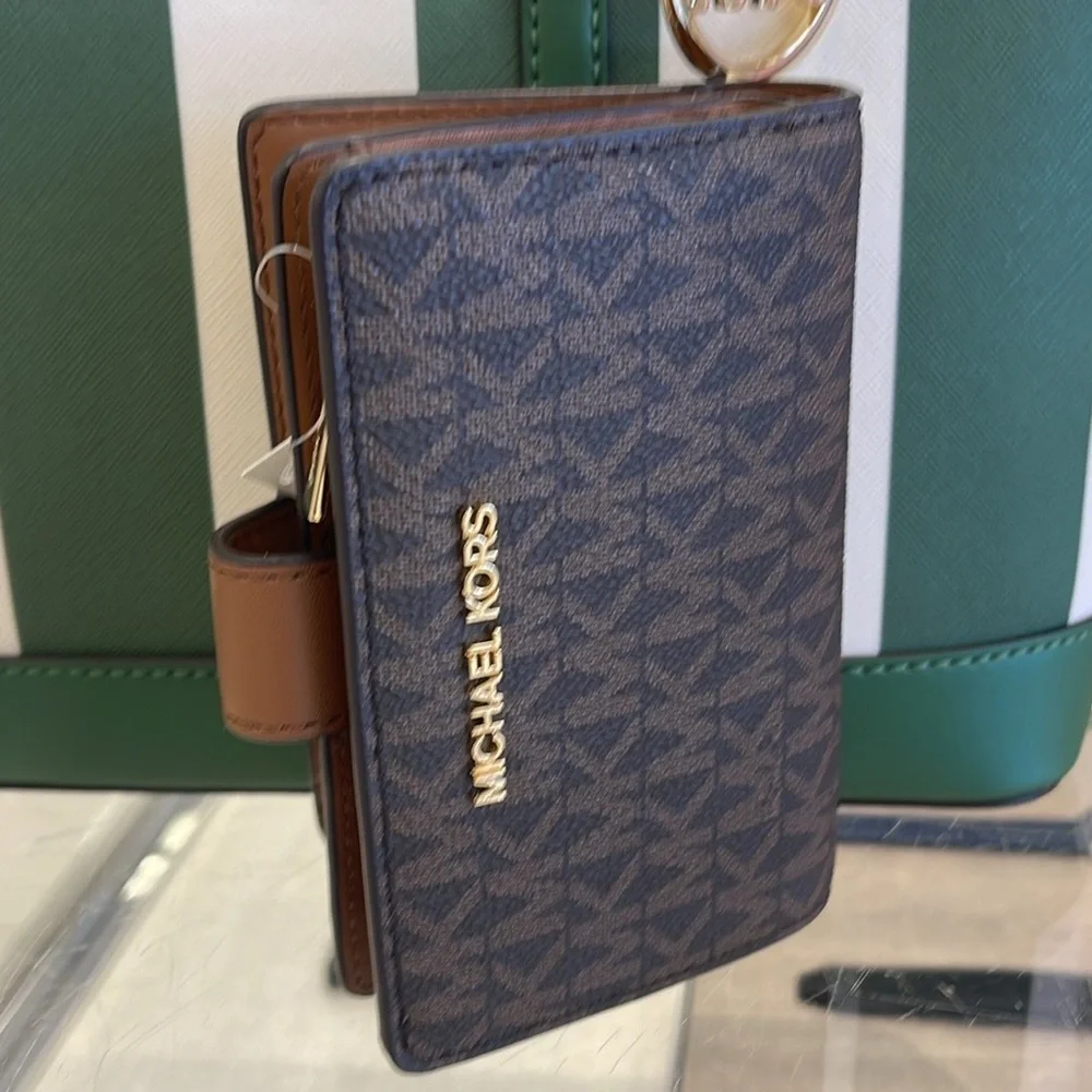 MICHAEL KORS Jet Set Travel Medium Bifold Zip Signature Logo Wallet Brown NWT